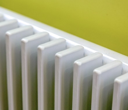 Радиатор Параллели в интерьере вид сверху, фото вблизи